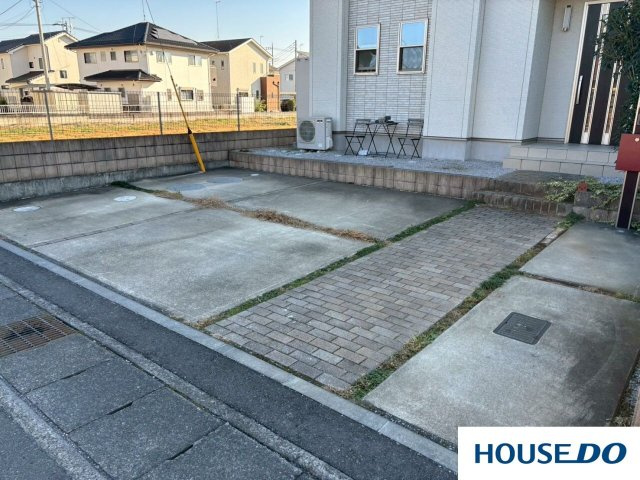 中古戸建　台之郷町のその他|車場のコンクリートの間に敷石のようなアクセントがあり、単調にならずおしゃれな印象です。また、玄関アプローチはタイル敷きになっており、段差を設けていることで、公私を分ける区切りが明確になっています