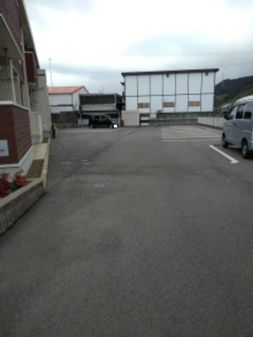 アルバ・ＴＡＫＡ　Ａの駐車場