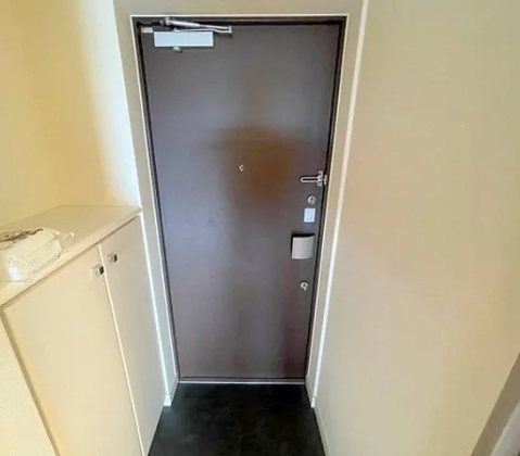 ララプレイス新大阪シエスタの玄関