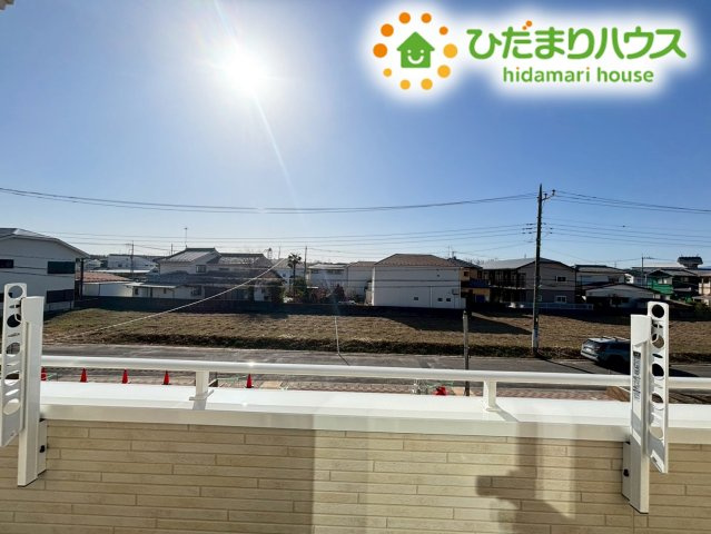 東松山市六軒町　新築一戸建て　ブルーミングガーデン　02の展望|目の前を遮る高い建物がなく、大きく広がる空を毎日眺めることができる贅沢なロケーションです！
お部屋の中にまで明るい光が差し込むため、日中は照明をつけなくても穏やかで清々しい気持ちで過ごせます♪