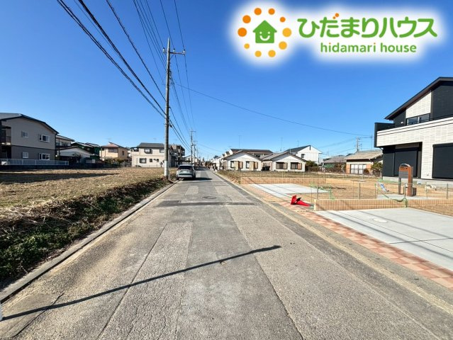 東松山市六軒町　新築一戸建て　ブルーミングガーデン　02の前面道路含む現地写真|前面道路幅6ｍ！お車の出し入れもスムーズに行えますね◎