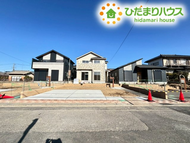 東松山市六軒町　新築一戸建て　ブルーミングガーデン　02の駐車場|並列でお車を3台駐車できるスペースが確保されています。
急な来客時も安心です！