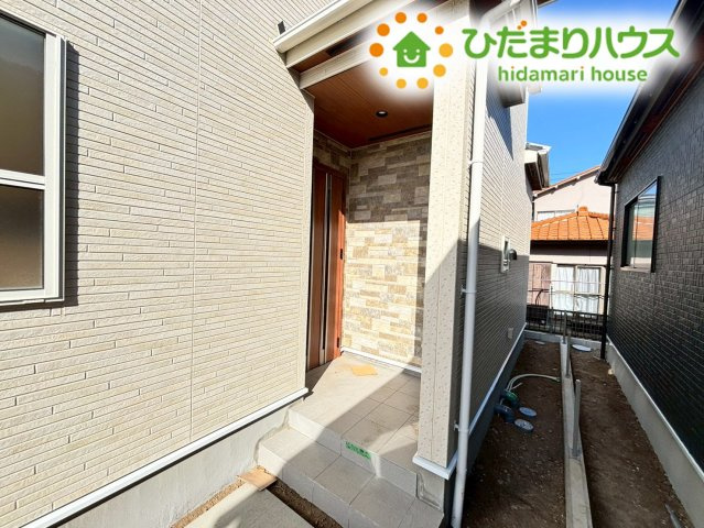 東松山市六軒町　新築一戸建て　ブルーミングガーデン　02のエントランス|玄関ポーチがあるので、宅配や来訪者の応対がスムーズにできます！
雨の日も濡れずに鍵を開けられます( *´艸｀)