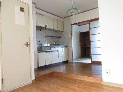マンションいそい常盤のキッチン|玄関入ってすぐのLDK～