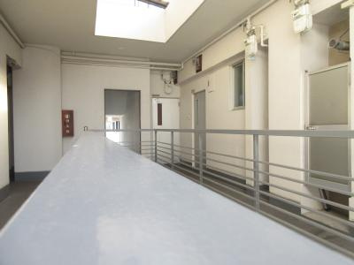 マンションいそい常盤のエントランス|吹抜けがイイ感じ