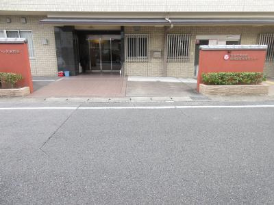 マンションいそい常盤の地図|目の前の道路は広め　