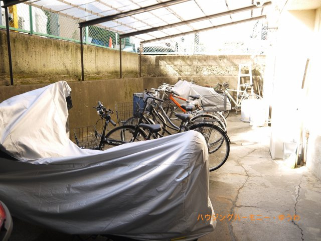 【駐輪場】 | サンハイム駒込 | 屋根付きの駐輪場となっていますので、雨の日でも大切な自転車が濡れずに済みます。