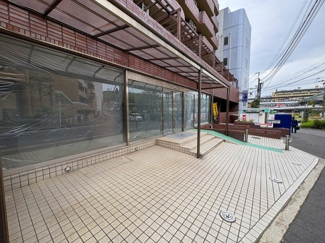 OMマンション東生駒のエントランス