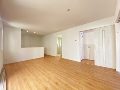 【居間・リビング】 | 八重瀬町新城Ⅲ（全5棟）C・D・E号棟 | ※同仕様写真です