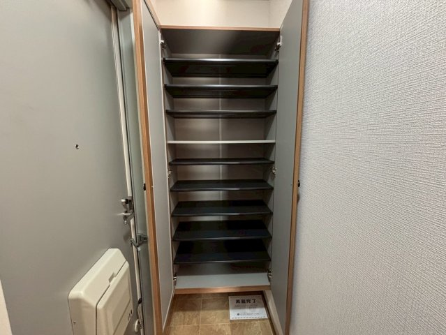 クレスト安室の玄関