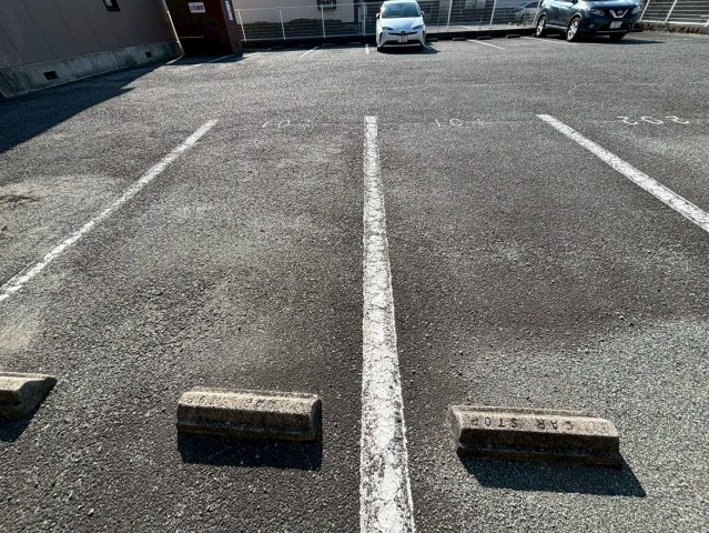 クレスト安室の駐車場