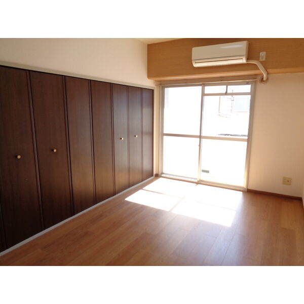 ガーデンコート新栄の居間・リビング