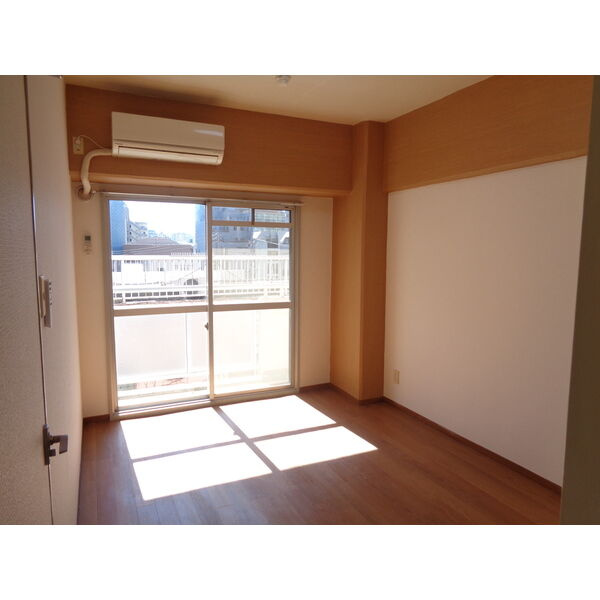 ガーデンコート新栄の居間・リビング