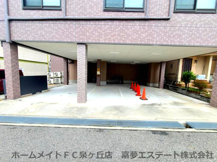 グレイス西山台の駐車場
