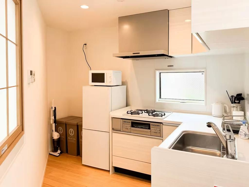 新宿区高田馬場3丁目　中古戸建のキッチン|現地写真

現地ご見学希望・資料請求などお気軽にお問い合わせ下さい！
03-5990-5201