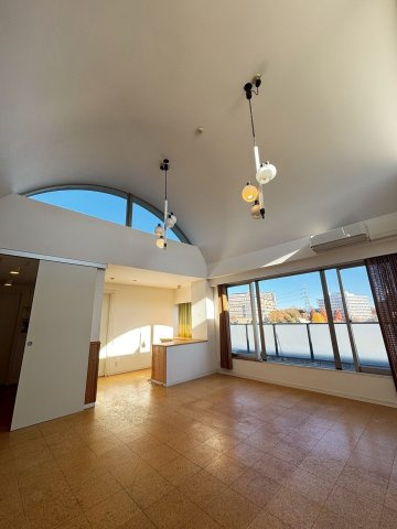 府中市北山町４丁目の中古マンションの居間・リビング