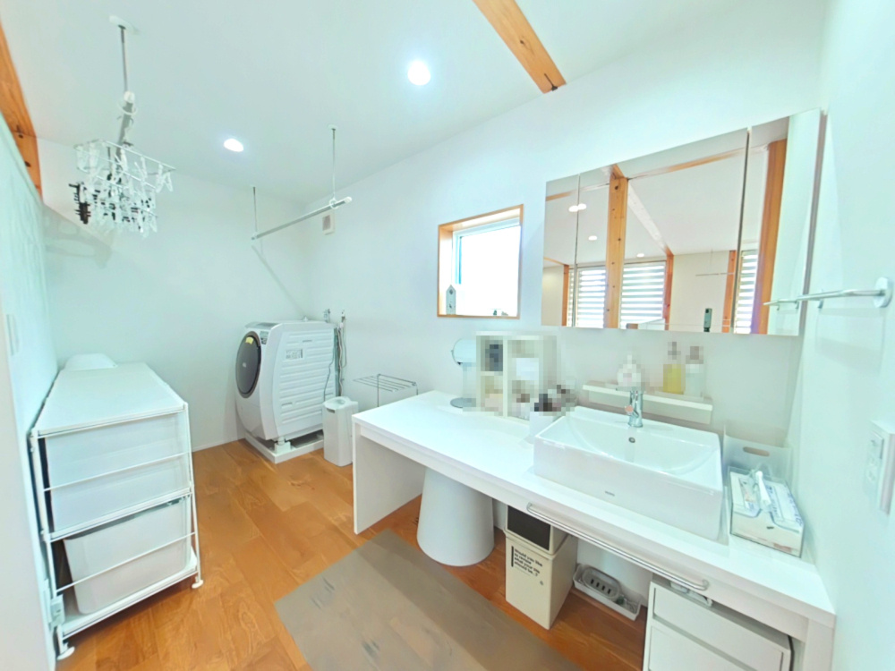 総社市総社二丁目戸建の洗面所|・ランドリールーム（洗面＋）
家事動線に配慮したランドリールーム（3畳）。
室内干しや作業スペースとして活躍します。