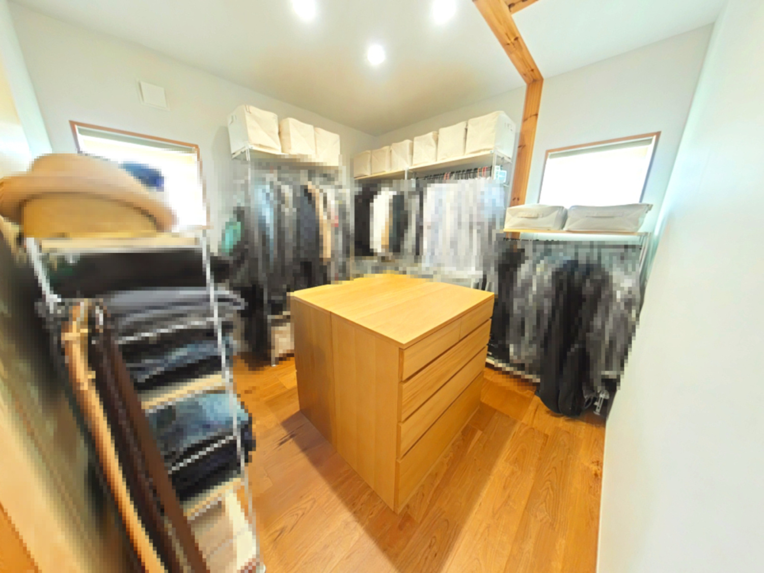 総社市総社二丁目戸建の収納|・ウォークインクローゼット
収納力があり、ゆとりのある空間を演出。