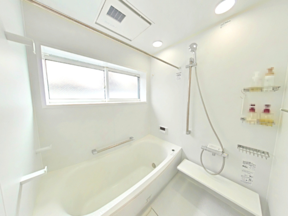 総社市総社二丁目戸建の浴室|・浴室
浴室乾燥機付きのため、天候に左右されず洗濯が可能です。