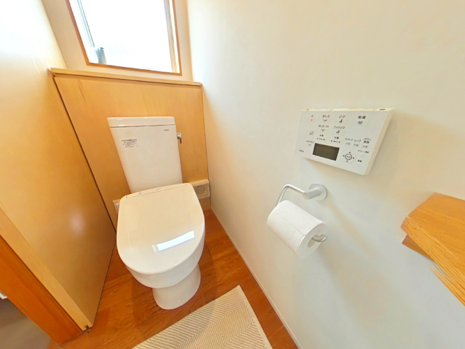 総社市総社二丁目戸建のトイレ|・トイレ2階
ランドリースペースに面したお手洗いです。