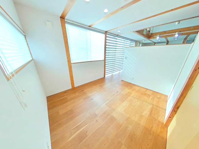 総社市総社二丁目戸建の洋室|・洋室
1階リビングダイニングの奥にある洋室です。陽当たり良好です。