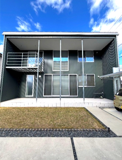 総社市総社二丁目戸建の外観|・庭からの外観
無印良品らしい、飽きのこないシンプルな外観。
SE構法による高い構造性能が、長く安心して住める理由です。