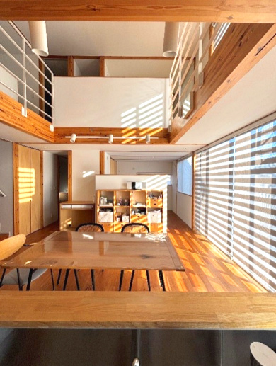 総社市総社二丁目戸建の居間・リビング|・LDK＋吹き抜け
吹き抜けと木の梁が印象的なLDK（18畳）。
家の中心として、家族が自然に集まる空間です。