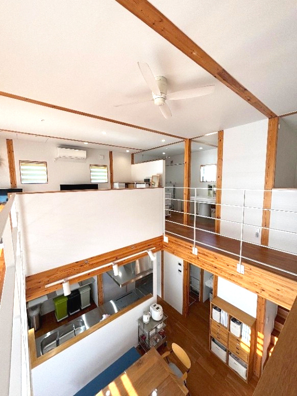 総社市総社二丁目戸建のその他|・吹き抜け
家全体をつなぐ吹き抜け空間。
シーリングファンで空気を循環させ、快適な室内環境を実現。