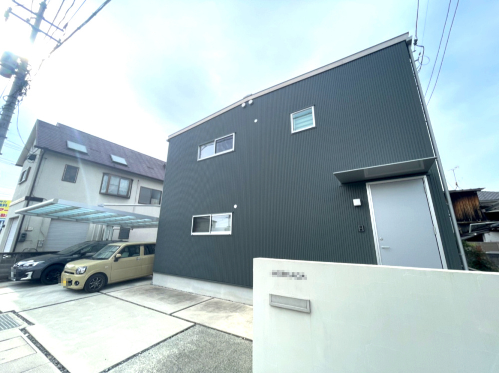 総社市総社二丁目戸建の外観|・玄関からの外観
無印良品らしい、飽きのこないシンプルな外観。
SE構法による高い構造性能が、長く安心して住める理由です。