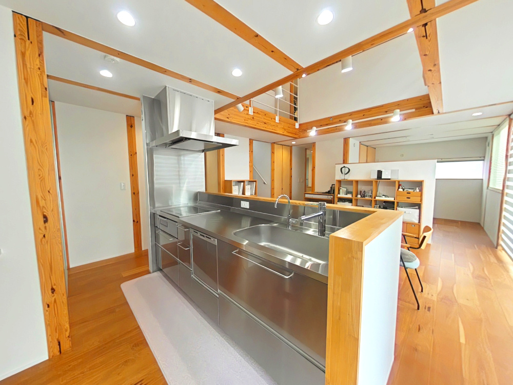 総社市総社二丁目戸建のキッチン|・キッチンスペース
オールステンレスのシステムキッチン（3口IH）
機能性とデザイン性を兼ね備え、無印良品らしい佇まい。