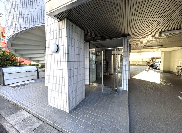 日映マンションⅡのエントランス