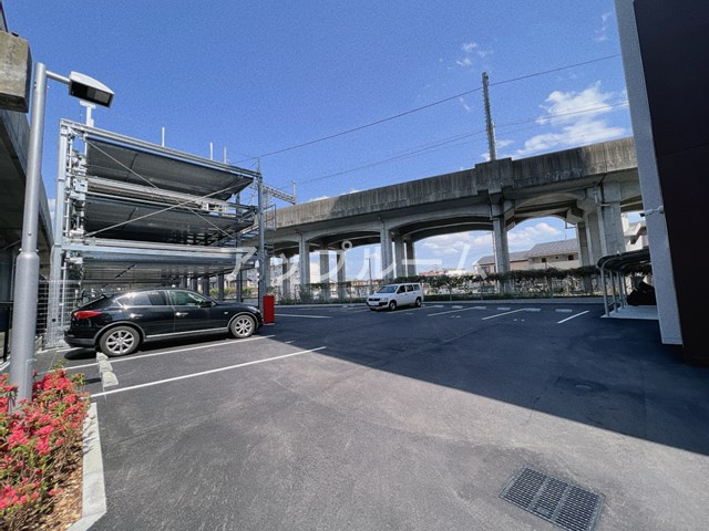 春日井市勝川町６丁目の賃貸マンションの駐車場