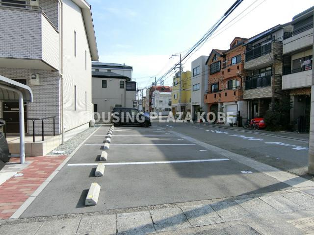 ジュネスブレジオ鷹取の駐車場