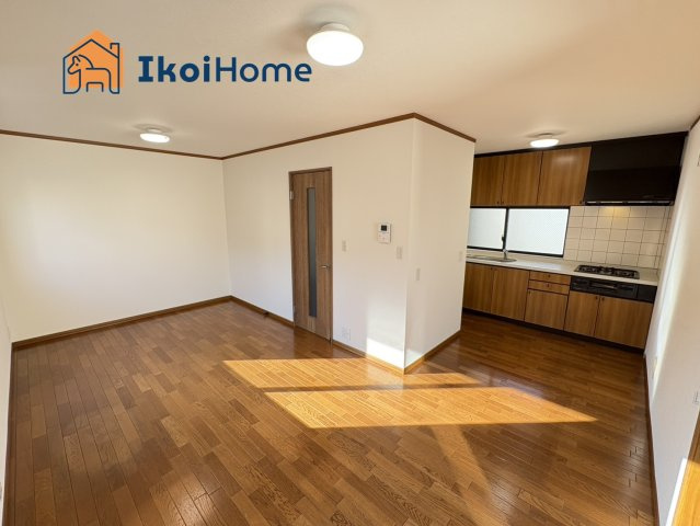 明石市藤江　中古戸建の居間・リビング|【ホームページに現地動画掲載中】●年中無休：当日予約可●フローリング強化する保証付のコーティングも。