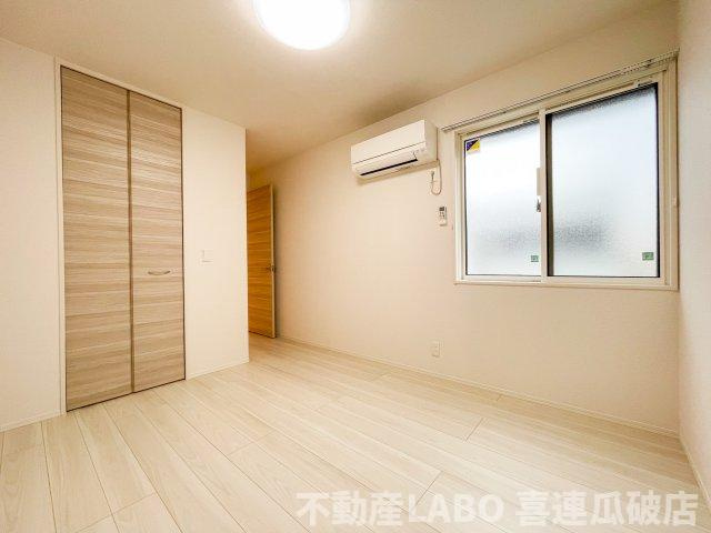 エスタブレ平野西の洋室