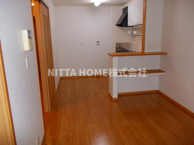 アルカンシエルⅡの居間・リビング|１０．２帖のリビングルームです＊カウンター付きのキッチンになります★