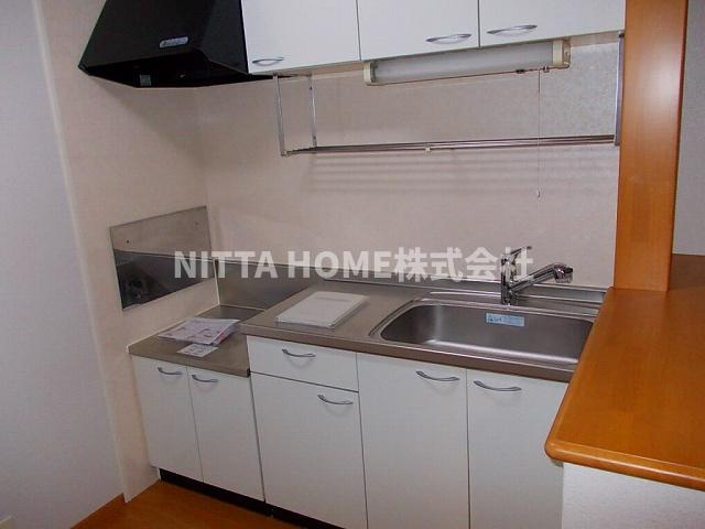 アルカンシエルⅡのキッチン|上下に収納がついている広いキッチン◇