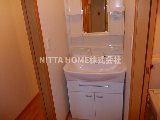 アルカンシエルⅡの洗面所|シャワー付きの洗面化粧台もありますよ♪