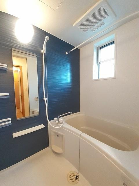 ミップルハウスＡの浴室|お風呂には便利な小窓付き☆