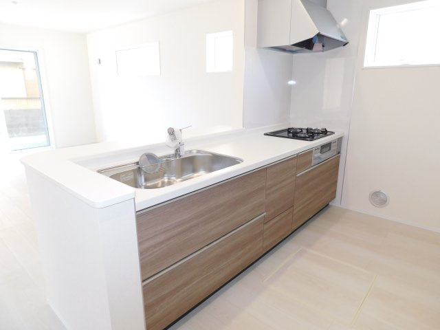 津島市江東町２丁目の新築一戸建のキッチン|◇キッチン◇　　人気の対面式・人造大理石カウンター・浄水機能付ハンドシャワー・静音仕様シンク・スローインクローズレール・Ｓｉセンサーコンロ（３口）・床下収納庫