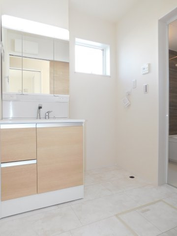 津島市江東町２丁目の新築一戸建の独立洗面台|◇洗面室◇　　三面鏡シャンプードレッサー　くもり止め仕様