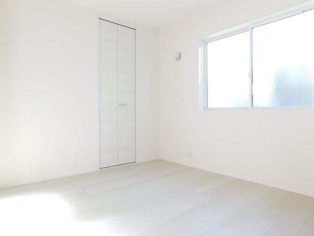 津島市江東町２丁目の新築一戸建の収納|◇１階洋室◇　　明るい洋室４．５帖　リビングとの続き間として利用できます♪