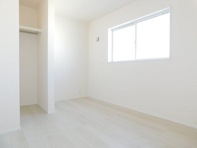 津島市江東町２丁目の新築一戸建の洋室|◇２階洋室◇　　明るい洋室５．１６帖　ウォークインクローゼット完備！　