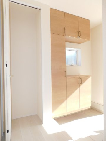 津島市江東町２丁目の新築一戸建の玄関|◇玄関収納◇　　玄関がスッキリ片付く大容量収納♪　玄関にはベビーカーやアウトドア用品が置けるシューズインクローク完備！