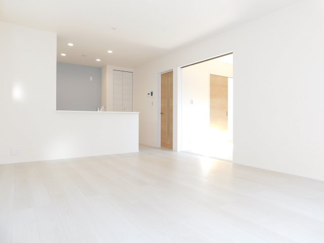 津島市江東町２丁目の新築一戸建の居間・リビング|◇リビング◇　　南面で明るいリビング１５．７５帖　キッチン横に収納完備！