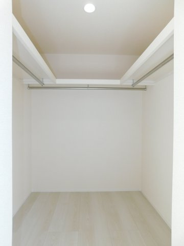 津島市江東町２丁目の新築一戸建の収納|◇大型ウォークインクローゼット◇　　家族の洋服や季節の荷物など大容量収納できます♪