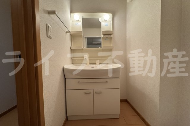 メゾン・みのうらの独立洗面台|独立洗面台、小物を置くことができて便利です