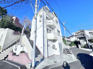 白く日当たりのいい外観