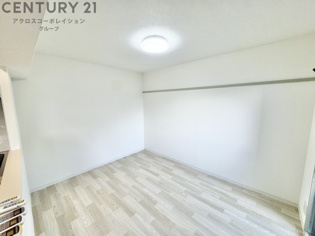 白く明るいリビング