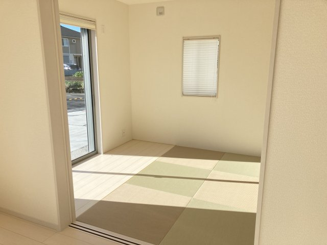 リーブルガーデンＳ第13吉岡町下野田　3号棟の和室|柔らかい畳が心地よい6.0帖の和室です。